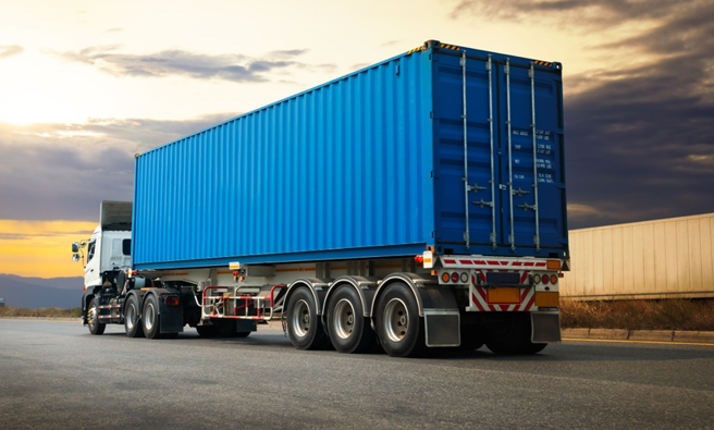 货柜车的货柜侧边宛如利刃，几乎将高速行驶的巴士从中剖半。（示意图：shutterstock／达志）
