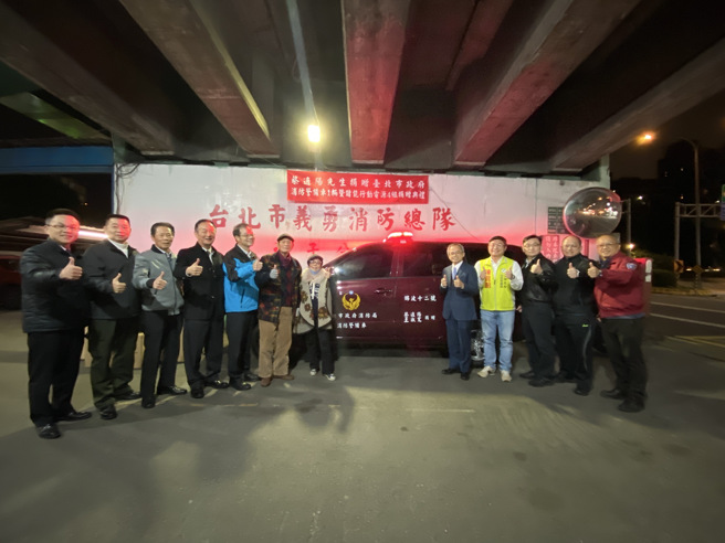 蔡适阳先生于今28日，捐赠一辆消防警备车及四组储能行动电源，协助提升救灾应变能力。（图消防局提供／简铭柱翻摄）