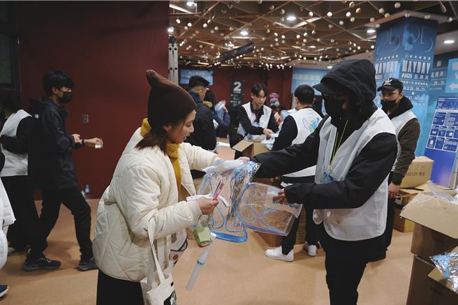 五月天演唱会发送透明回忆百宝袋给歌迷当作入场礼。（相信音乐提供）