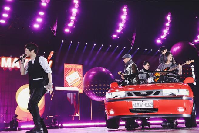 五月天28日在乐天桃园棒球场开唱，阿信（左）卖力飙嗓嗨翻全场。（相信音乐提供）