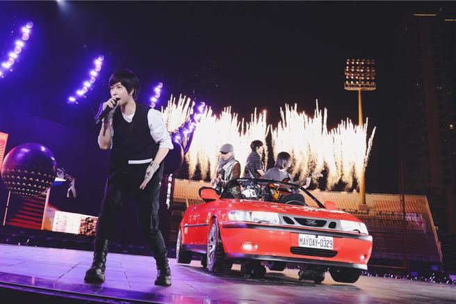 五月天28日在乐天桃园棒球场开唱，阿信（左）卖力飙嗓嗨翻全场。（相信音乐提供）