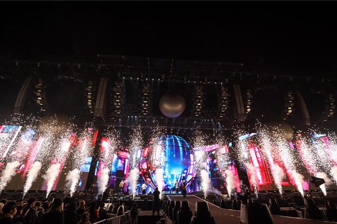 五月天28日在乐天桃园棒球场开唱，现场特效缤纷灿烂。（相信音乐提供）