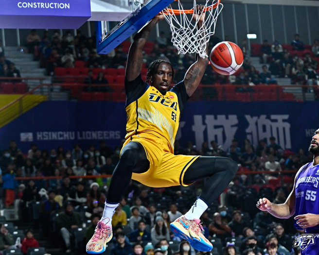 奈森双手猛力灌篮。(中信特攻提供)