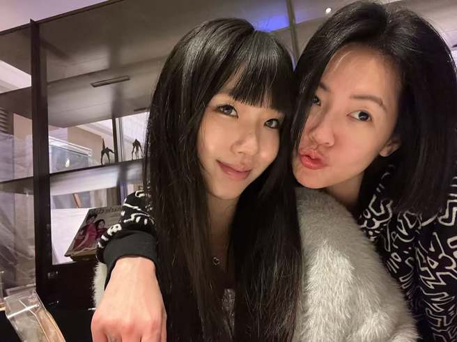 小S和三个女儿的感情深厚，Elly许曦文近日自美返台，母女俩开心合照。（图／摄自IG@elephantdee）