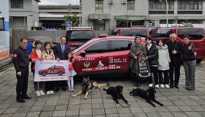 侨委会副委员长阮昭雄及其妹妹阮蓓芬慷慨解囊，捐赠一辆消防警备车。（图消防局提供／简铭柱翻摄）