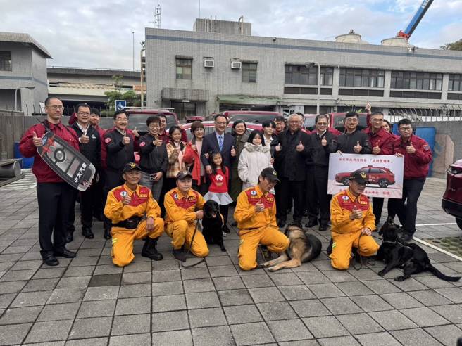 侨委会副委员长阮昭雄及其妹妹阮蓓芬慷慨解囊，捐赠一辆消防警备车。（图消防局提供／简铭柱翻摄）