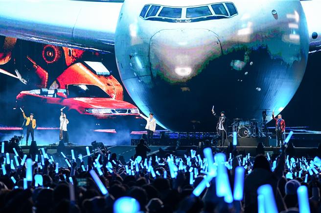 五月天今晚在乐天桃园棒球场开唱，跟全场歌迷打招呼。（相信音乐提供）