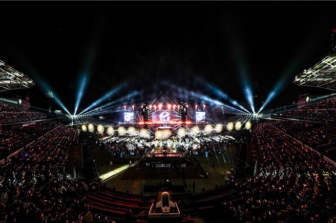 五月天演唱会增加260颗环场灯具，声光视觉令人目不暇给。（相信音乐提供）