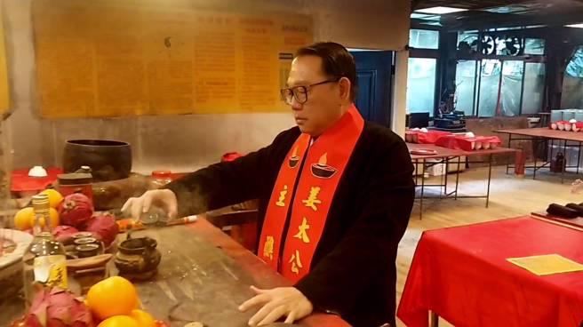 阳明山姜太公道场主席罗世新请示金蛇年国运籤。(照片提供:阳明山姜太公道场)