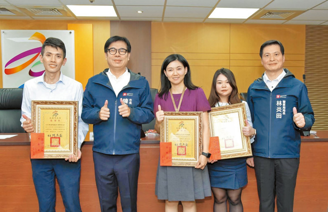 113年第3次治安会报，高雄市长陈其迈（左二）与警察局长林炎田（右）表扬银行行员主动关怀提问，成功拦阻新臺币约1500万元。（高雄市政府警察局提供）