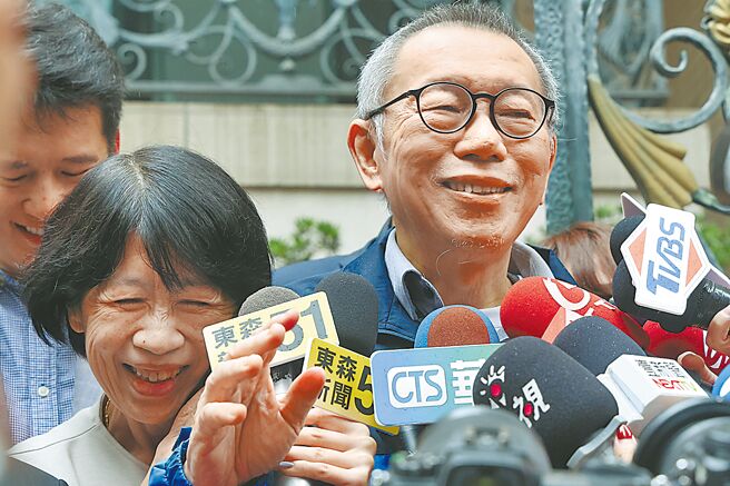 北檢偵結前台北市長柯文哲涉京華城與政治獻金案，北院27日裁定交保，柯完成交保後返家，妻子陳佩琪（左）出門迎接，受訪時陳緊貼身邊，柯則露出久違的笑容。（資料照／鄧博仁攝）