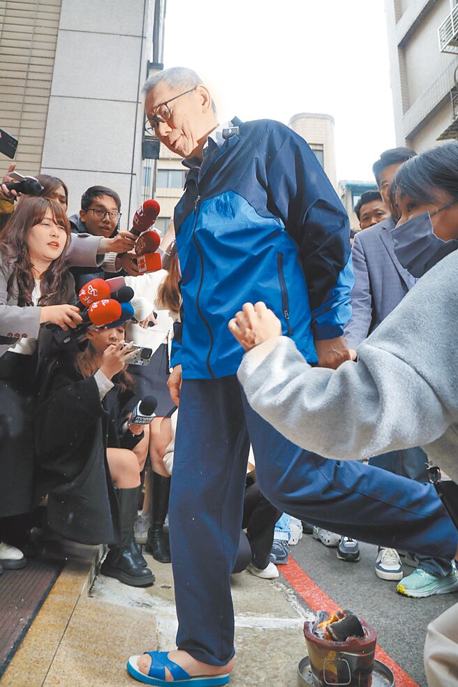 柯文哲交保后，进入家里前跨火炉去霉运，接受媒体採访和在脸书发文两度向支持者们道谢。北市民进党议员林延凤表示，柯文哲讲的话根本情勒，要大家相信他无图利贪污。（邓博仁摄）