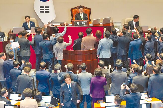 韓國國會27日在彈劾韓國代理總統韓惪洙的會議上，反對黨領袖李在明向議長提出抗議。（美聯社）