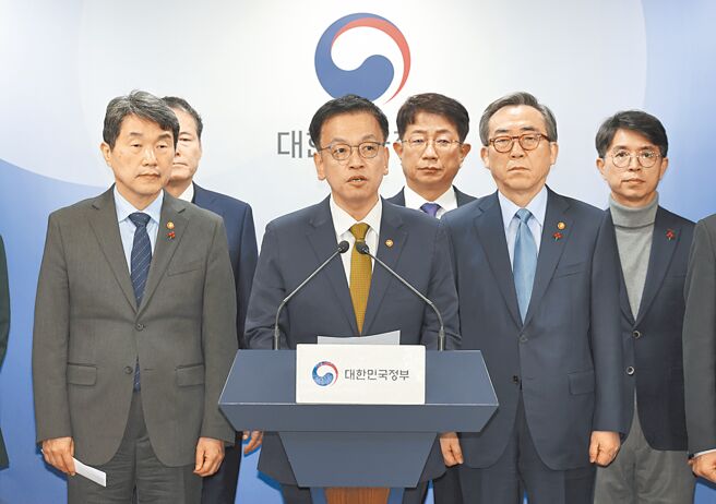 針對韓國代理總統韓惪洙遭國會彈劾後的政局，大陸學者認為，如果未來再對代理「代理總統」的崔相穆彈劾，韓國恐陷入無政府狀態。圖為崔相穆發表談話。（美聯社）