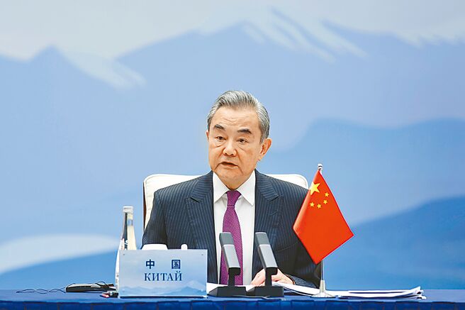 大陆外交部长王毅撰文表示，希望美国新政府做出正确抉择与中方相向而行，力争中美关系稳定、健康、可持续发展。（中新社）