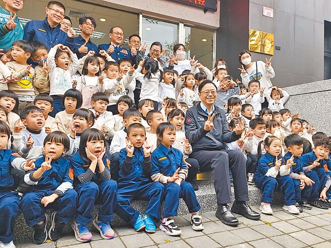 桃園市警察局龜山分局坪頂派出所廳舍27日落成啟用，桃園市長張善政（前排右四）參加落成典禮。（賴佑維攝）