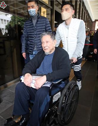 沈慶京4000萬交保後動向曝光  坐輪椅上車直奔醫院就醫