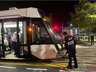 高雄轻轨又遭撞！自小客违规左转与列车碰撞   2车都受损