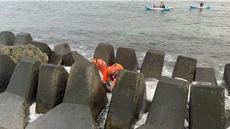 小琉球綠蠵龜遇退潮受困消波塊 海巡出手助回大海