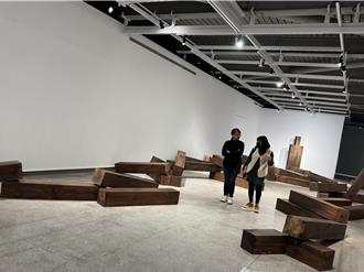 大型雕塑「123木頭人」首亮相 宜蘭羅東文化工場展至明年4／13