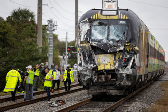 消防出勤！雲梯車遭火車高速撞解體 美平交道重大事故釀15人傷