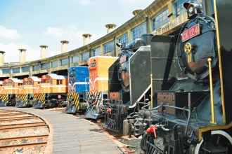 跟著喵星人半半 一齊散步扇形車庫