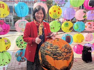 百名藝術家彩繪燈籠行銷彰化 她80歲取得博士 以松祝國運長青