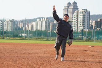 棒球》冠军战前戴培峰开球 悍将不敌狮队新闻杯「银」恨