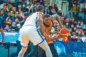 篮球》猎鹰强袭 勇士失误23次吞败