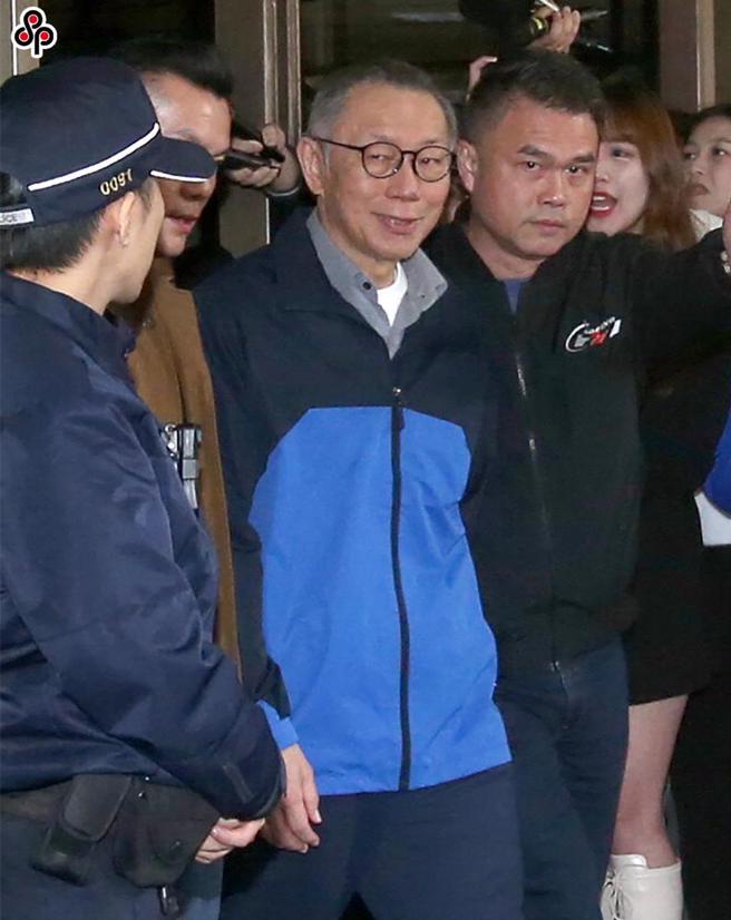 前台北市长柯文哲（中）移审法院后，北院27日裁定交保，完成交保后神情轻松离开。（中时资料照片，赵双杰摄）