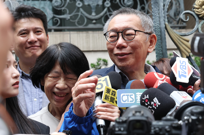 民眾党主席柯文哲（右一）被台北地检署依涉贪污收贿、图利、公益侵占及背信起诉并求刑28年6月徒刑。（资料照／邓博仁摄）