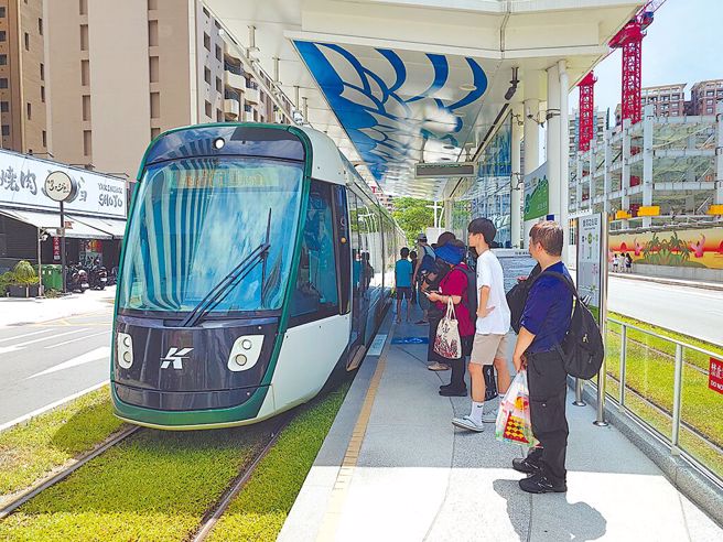 高雄敬老卡明年1月前过卡送1200元？社会局：错误讯息。图为高雄轻轨。（本报资料照片）