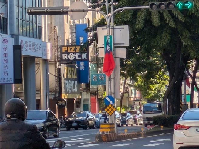 为迎接国庆和元旦，台中市街道近两个月挂上国旗，不过台中市议员陈俞融29日说，经她实际勘查包括崇德路、五权路和中清路等要道，都有国旗悬挂位置遮挡重要路标及科技执法设备情形，恐酿用路人看不见警示吞罚单。（陈俞融提供／潘虹恩台中传真）