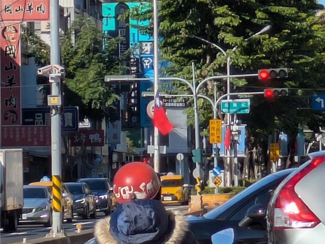 为迎接国庆和元旦，台中市街道近两个月挂上国旗，不过台中市议员陈俞融29日说，经她实际勘查包括崇德路、五权路和中清路等要道，都有国旗悬挂位置遮挡重要路标及科技执法设备情形，恐酿用路人看不见警示吞罚单。（陈俞融提供／潘虹恩台中传真）
