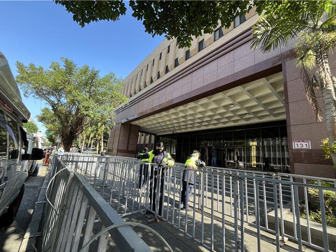 柯文哲交保遭撤销，警方为了防止小草们聚集及情绪失控，已在法院前布署铁拒马。（林伟信摄）