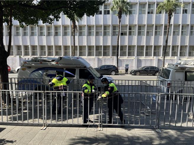 柯文哲交保遭撤销，警方为了防止小草们聚集及情绪失控，已在法院前布署铁拒马。（林伟信摄）