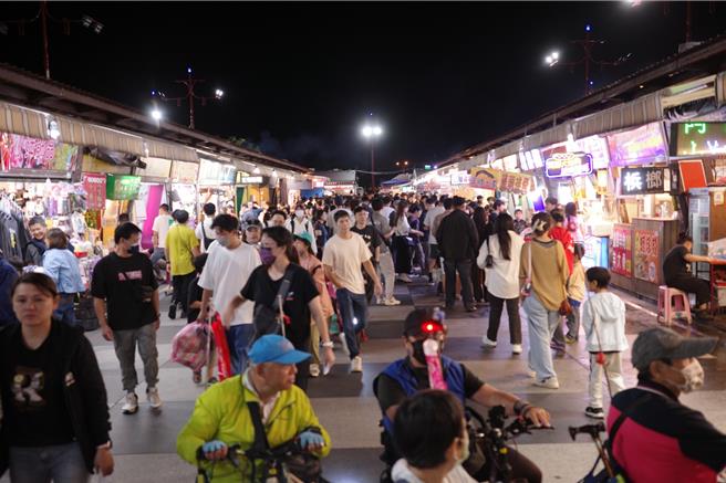 花莲县政府与东大门夜市合作，31日至明年1月3日祭出振兴券加码活动，让乡亲享受优惠小确幸。（罗亦晽摄）