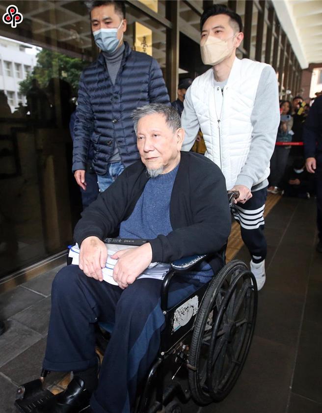 在押的威京集团主席沈庆京（前）移审法院后，北院27日裁定4000万交保，沈庆京完成交保后坐轮椅离开法院。（中时资料照片，赵双杰摄）