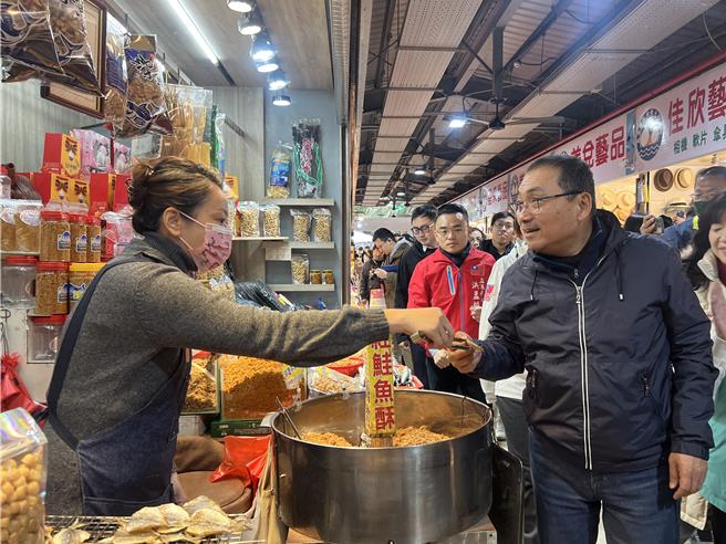 侯友宜亲自到特产街里体验改造后的空间，并与摊商互动。（吕健豪摄）