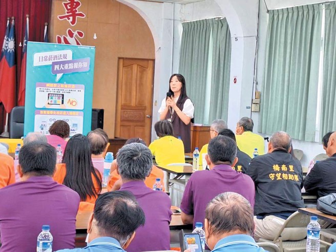 深入社区对里民宣导菸酒法令。（高雄市政府财政局提供）
