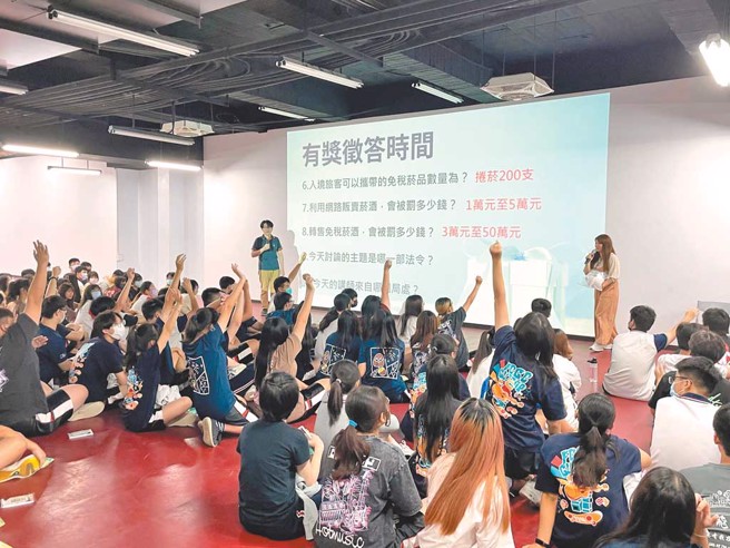 走入校园向青年学子讲授日常生活中的菸酒法令，让正确观念向下札根。（高雄市政府财政局提供）