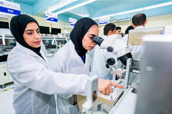 外交部委托明新科大「半导体人才培育基地」办理「2024阿曼半导体研习班」，11位阿曼学员学习半导体封测相关技术与仪器操作。（明新科大提供／罗浚滨新竹传真）