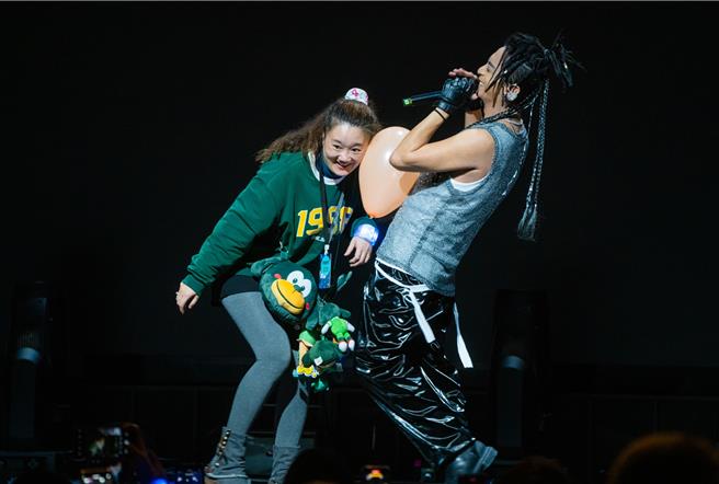 Toro与粉丝肚贴脸互动玩游戏。（相信音乐提供）