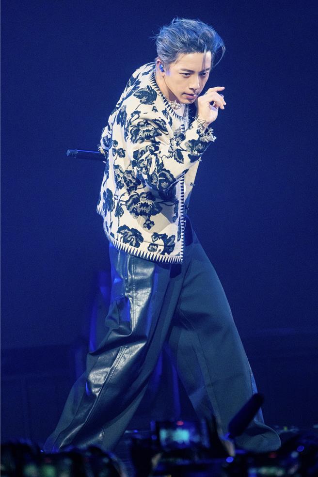 坤达展现帅劲十足演出。（相信音乐提供）