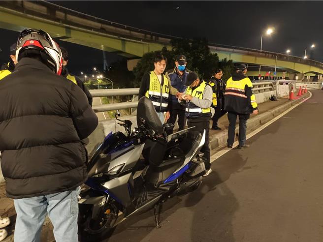 為了改善車輛行駛產生的噪音問題，有效維護夜間安寧環境，新店警分局27日在秀朗橋與環保局共同執行「環警聯合稽查改裝致噪音車勤務」。（新店警分局提供）