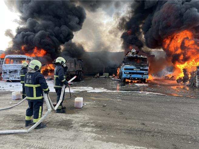 屏东县盐埔乡一处鸭寮29日传出火警，幸现场无人也无鸭，但有5辆车遭烧毁，且「不只1个火点」。（屏东消防局提供／谢佳潾屏东传真）