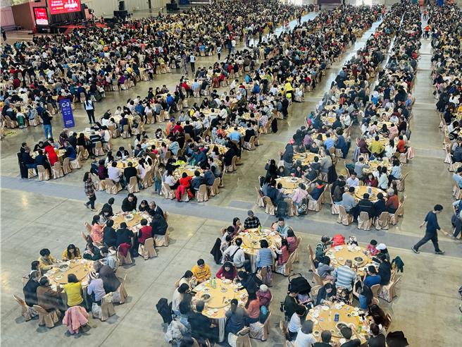 台南400宴今天在大台南會展中心席開488桌，場面壯觀。（曹婷婷攝）