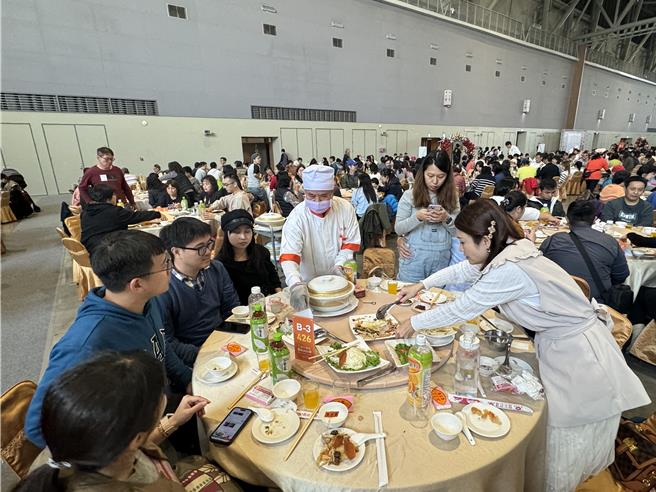 台南400宴當初一推出就秒殺，很多民眾都是一家大小總動員品嚐總舖師好手藝。（曹婷婷攝）