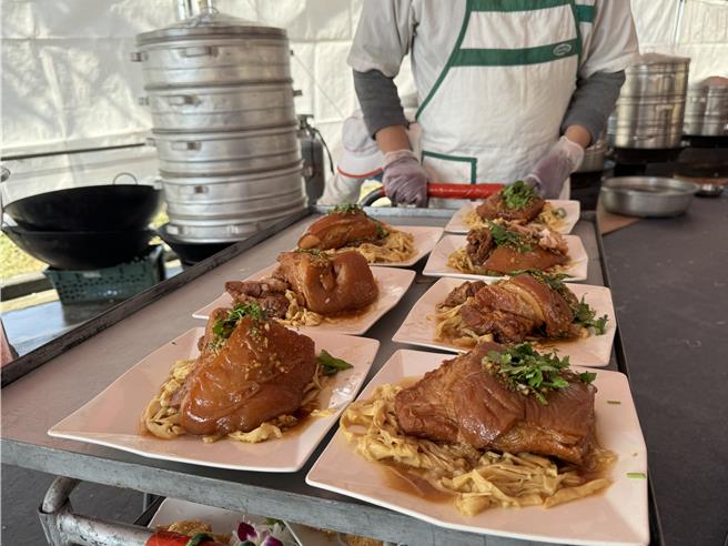 總舖師端出一道道美味佳餚。（曹婷婷攝）