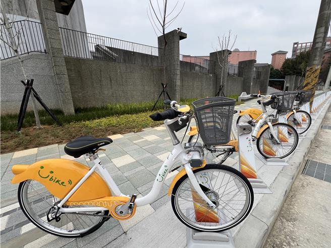 民进党新竹市议员刘彦伶接获家长反映，指学校外YouBike站自行车数量不足，公车也挤不上去，导致孩子通勤困难重重。（王惠慧摄）